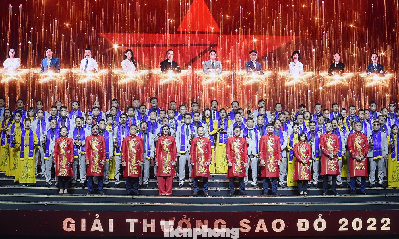 10 doanh nhân trẻ tiêu biểu xuất sắc nhận giải thưởng Sao Đỏ năm 2022. Ảnh: Xuân Tùng