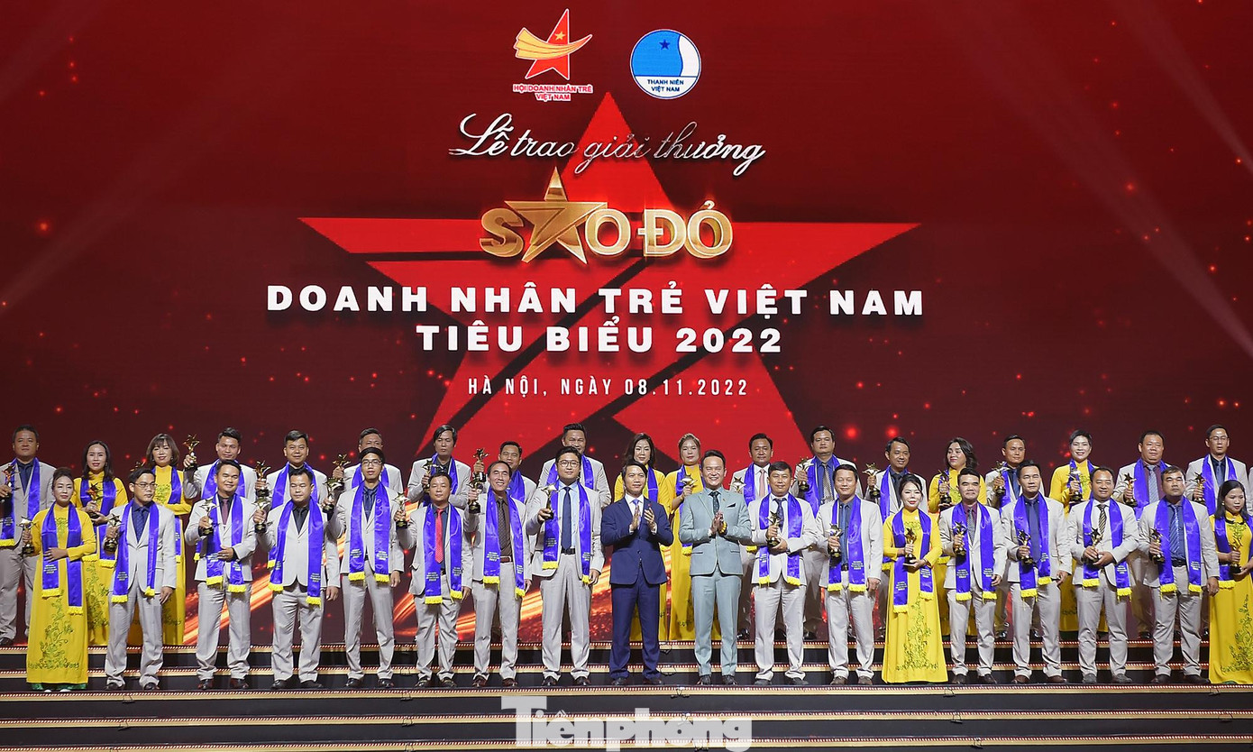 Anh Nguyễn Ngọc Lương và anh Đặng Hồng Anh trao giải thưởng các doanh nhân trẻ Việt Nam tiêu biểu năm 2022. Ảnh: Xuân Tùng