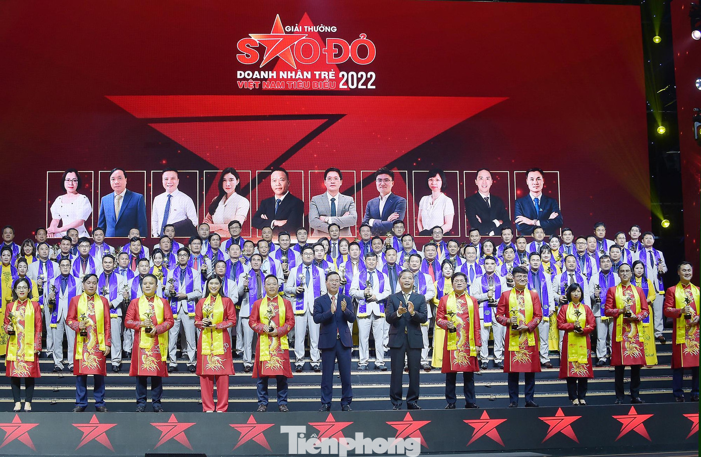 Ông Võ Văn Thưởng và ông Trần Tuấn Anh trao giải thưởng Sao Đỏ năm 2022 cho các doanh nhân trẻ xuất sắc. Ảnh: Xuân Tùng