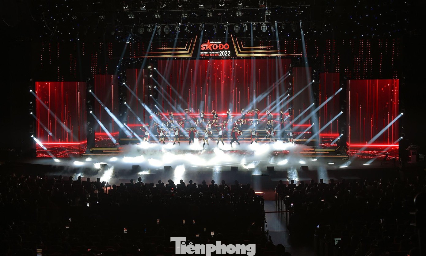 Văn nghệ mở màn chương trình lễ trao giải thưởng Sao Đỏ - Doanh nhân trẻ Việt Nam tiêu biểu năm 2022. Ảnh: Xuân Tùng