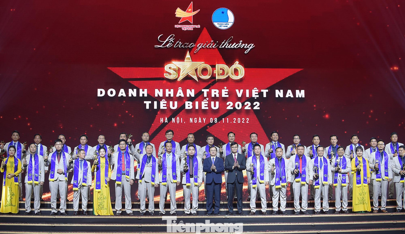 Ông Huỳnh Thành Đạt và anh Bùi Quang Huy trao giải thưởng các doanh nhân trẻ Việt Nam tiêu biểu năm 2022. Ảnh: Xuân Tùng