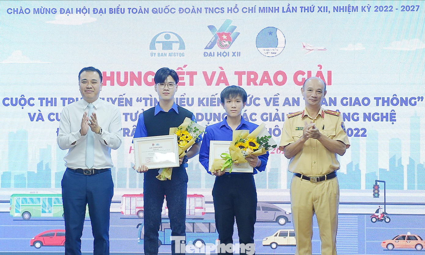Các thí sinh đoạt giải Nhì cuộc thi “Thanh niên với văn hóa giao thông”. Ảnh: Xuân Tùng Các thí sinh đoạt giải Nhì cuộc thi “Thanh niên với văn hóa giao thông”. Ảnh: Xuân Tùng