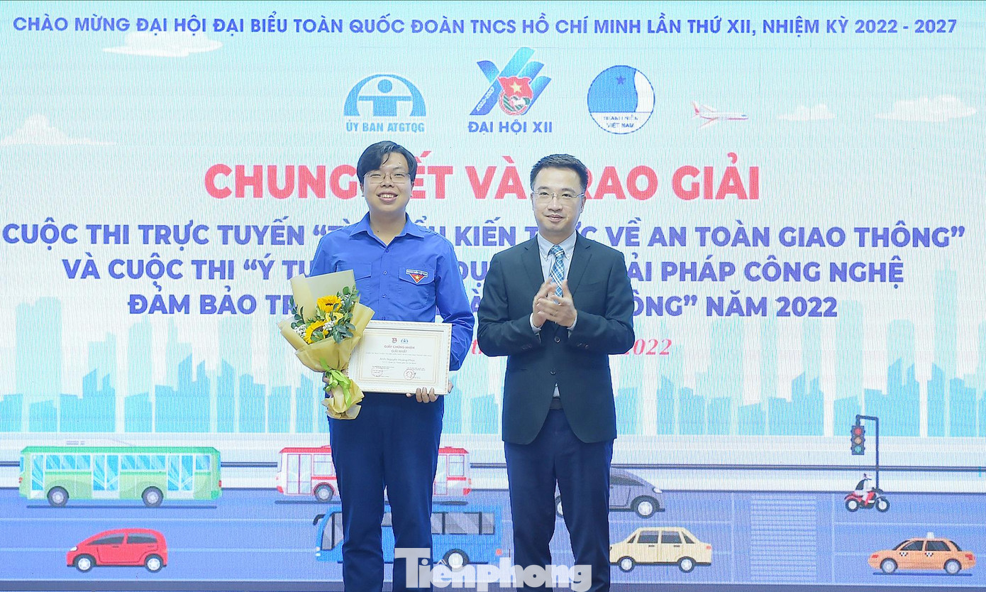Anh Nguyễn Tường Lâm - Bí thư T.Ư Đoàn trao giải Nhất cho thí sinh Nguyễn Hoàng Phúc. Ảnh: Xuân Tùng Anh Nguyễn Tường Lâm - Bí thư T.Ư Đoàn trao giải Nhất cho thí sinh Nguyễn Hoàng Phúc. Ảnh: Xuân Tùng