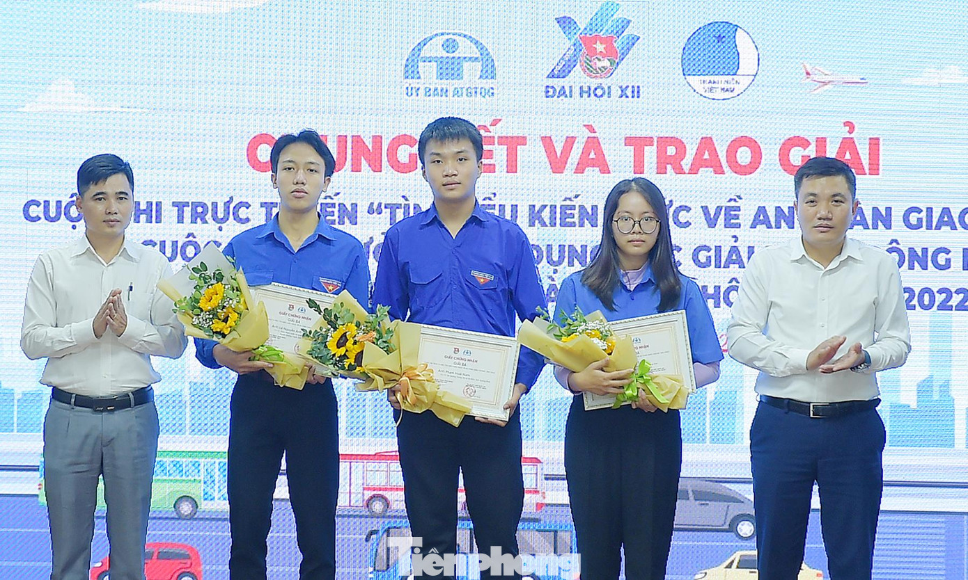 Các thí sinh đoạt giải Ba cuộc thi “Thanh niên với văn hóa giao thông”. Ảnh: Xuân Tùng Các thí sinh đoạt giải Ba cuộc thi “Thanh niên với văn hóa giao thông”. Ảnh: Xuân Tùng