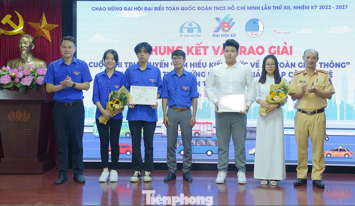 Các thí sinh đoạt giải Nhì cuộc thi “Ý tưởng ứng dụng các giải pháp công nghệ đảm bảo trật tự an toàn giao thông” năm 2022. Ảnh: Xuân Tùng Các thí sinh đoạt giải Nhì cuộc thi “Ý tưởng ứng dụng các giải pháp công nghệ đảm bảo trật tự an toàn giao thông” năm 2022. Ảnh: Xuân Tùng