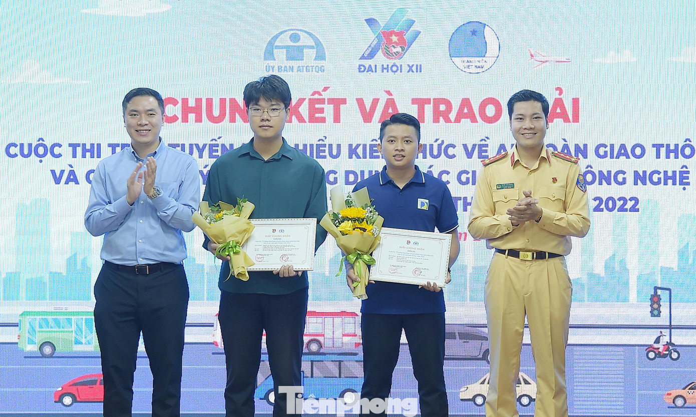 Các thí sinh đoạt giải Ba cuộc thi “Ý tưởng ứng dụng các giải pháp công nghệ đảm bảo trật tự an toàn giao thông” năm 2022. Ảnh: Xuân Tùng Các thí sinh đoạt giải Ba cuộc thi “Ý tưởng ứng dụng các giải pháp công nghệ đảm bảo trật tự an toàn giao thông” năm 2022. Ảnh: Xuân Tùng