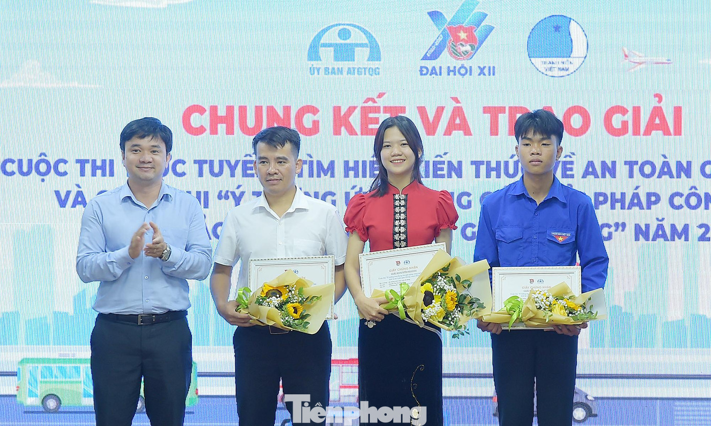 Các thí sinh đoạt giải Khuyến khích cuộc thi “Ý tưởng ứng dụng các giải pháp công nghệ đảm bảo trật tự an toàn giao thông” năm 2022. Ảnh: Xuân Tùng Các thí sinh đoạt giải Khuyến khích cuộc thi “Ý tưởng ứng dụng các giải pháp công nghệ đảm bảo trật tự an toàn giao thông” năm 2022. Ảnh: Xuân Tùng
