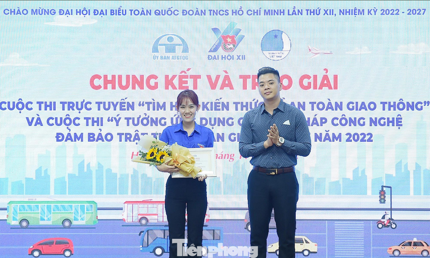 Thí sinh đoạt giải Khuyến khích cuộc thi “Thanh niên với văn hóa giao thông”. Ảnh: Xuân Tùng Thí sinh đoạt giải Khuyến khích cuộc thi “Thanh niên với văn hóa giao thông”. Ảnh: Xuân Tùng