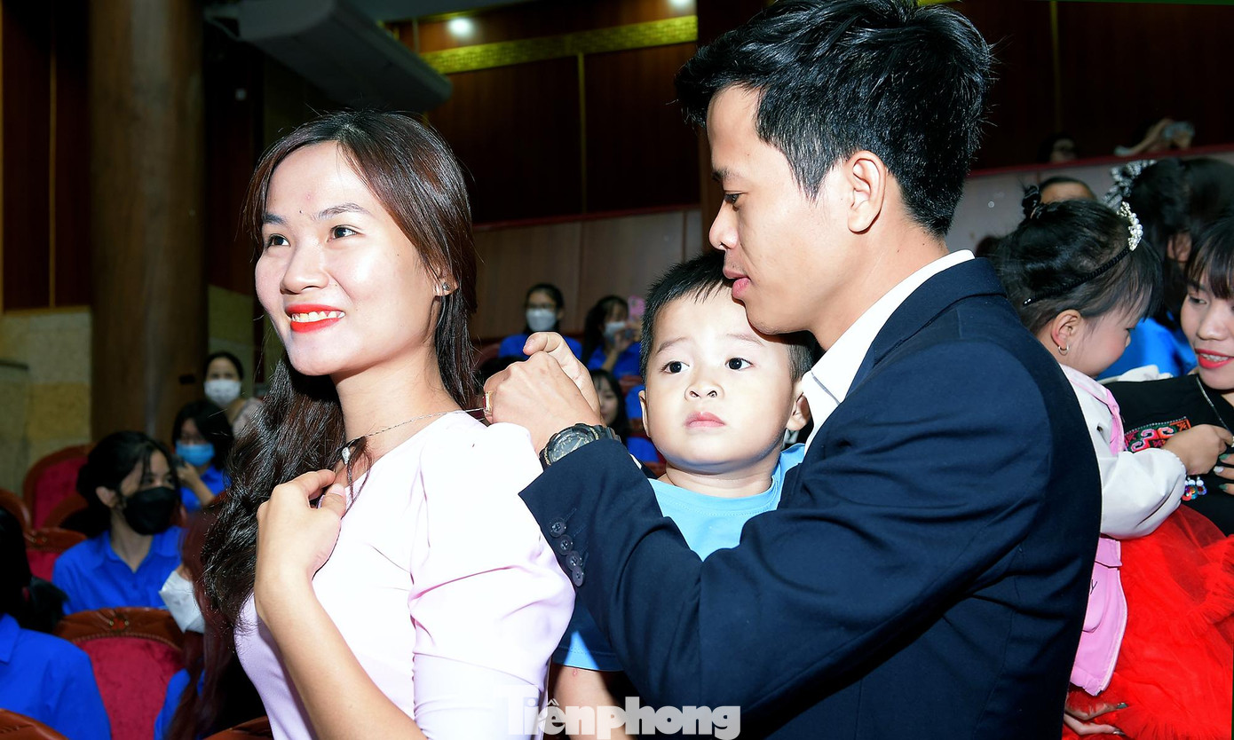 Khoảnh khắc yêu thương của các gia đình tại chương trình. Những người chồng trao tặng vợ sợi dây chuyền có tên TrueLove - Tình yêu đích thực do PNJ chế tác dành riêng cho buổi lễ. Ảnh: Xuân Tùng