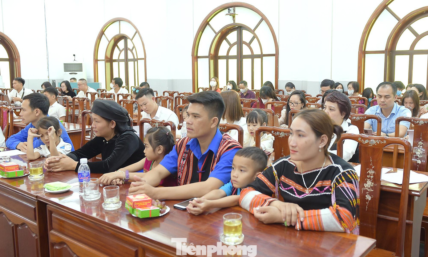 Các gia đình trẻ tiêu biểu tại buổi gặp mặt. Ảnh: Xuân Tùng