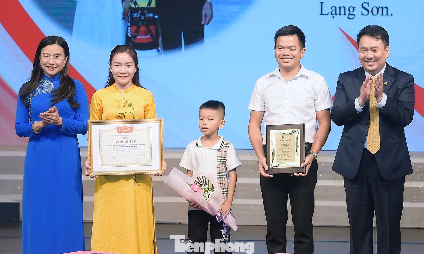 Chị Nguyễn Phạm Duy Trang và ông Lê Trí Thông trao khen thưởng các gia đình trẻ Việt Nam tiêu biểu năm 2022. Ảnh: XUÂN TÙNG
