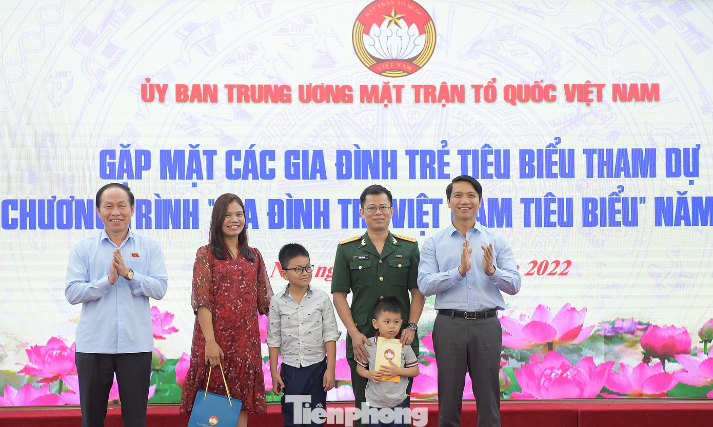 Ông Lê Tiến Châu và anh Nguyễn Ngọc Lương trao quà các gia đình trẻ tiêu biểu tại buổi gặp mặt. Ảnh: Xuân Tùng