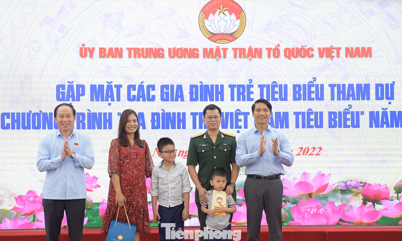 Ông Lê Tiến Châu và anh Nguyễn Ngọc Lương trao quà các gia đình trẻ tiêu biểu tại buổi gặp mặt. Ảnh: Xuân Tùng
