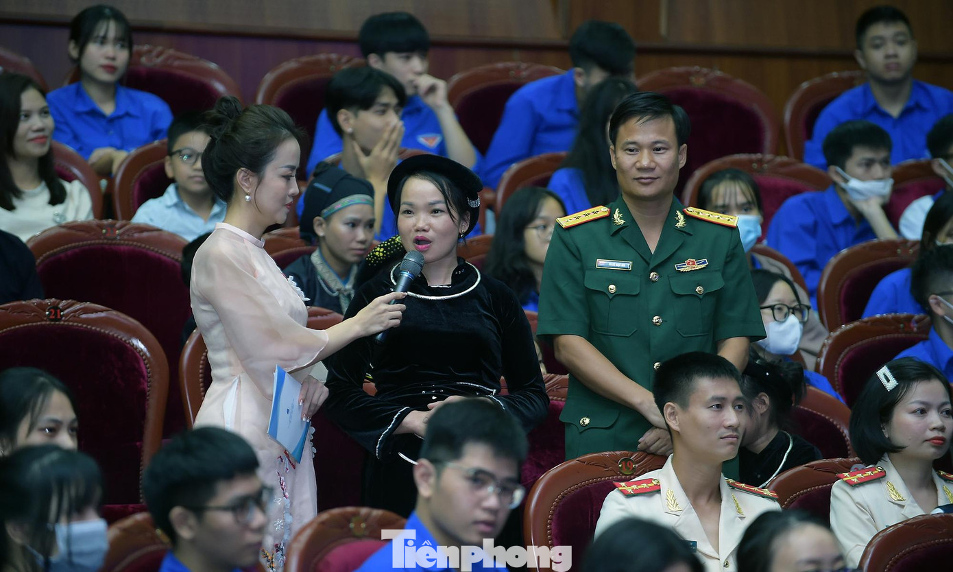 Anh Hoàng Ngọc Hóa và chị Nông Thị Ve giao lưu tại chương trình. Ảnh: Xuân Tùng