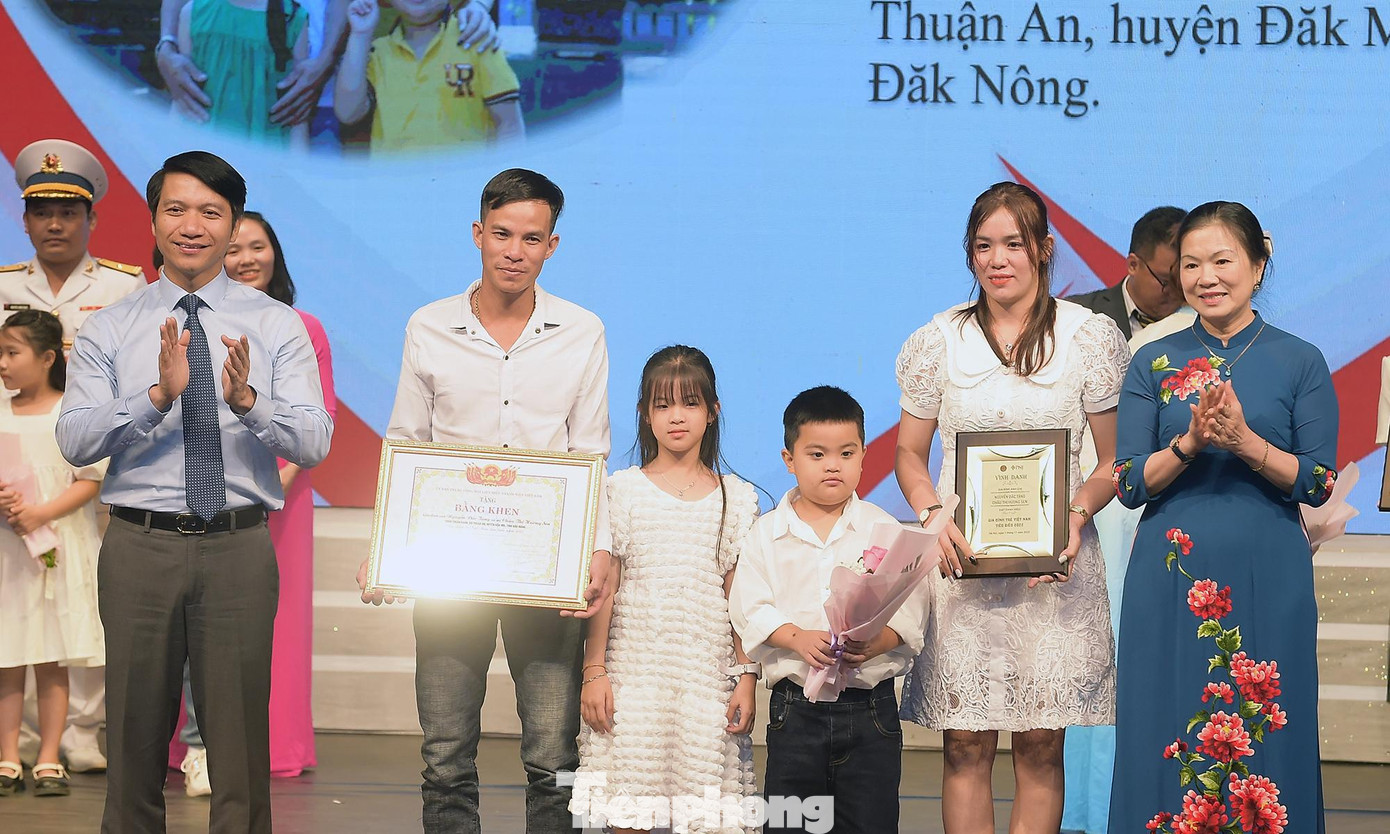 Bà Trương Thị Ngọc Ánh và anh Nguyễn Ngọc Lương trao khen thưởng các gia đình trẻ Việt Nam tiêu biểu năm 2022. Ảnh: Xuân Tùng.