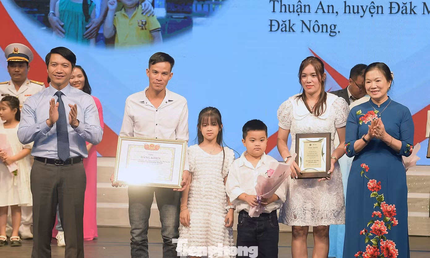 Bà Trương Thị Ngọc Ánh và anh Nguyễn Ngọc Lương trao khen thưởng các gia đình trẻ Việt Nam tiêu biểu năm 2022. Ảnh: XUÂN TÙNG