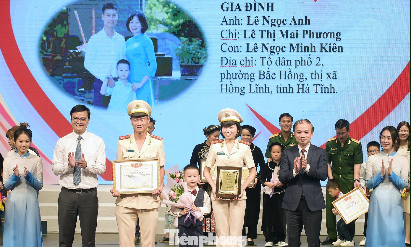Ông Phạm Tất Thắng và anh Bùi Quang Huy trao khen thưởng các gia đình trẻ Việt Nam tiêu biểu năm 2022. Ảnh: Xuân Tùng
