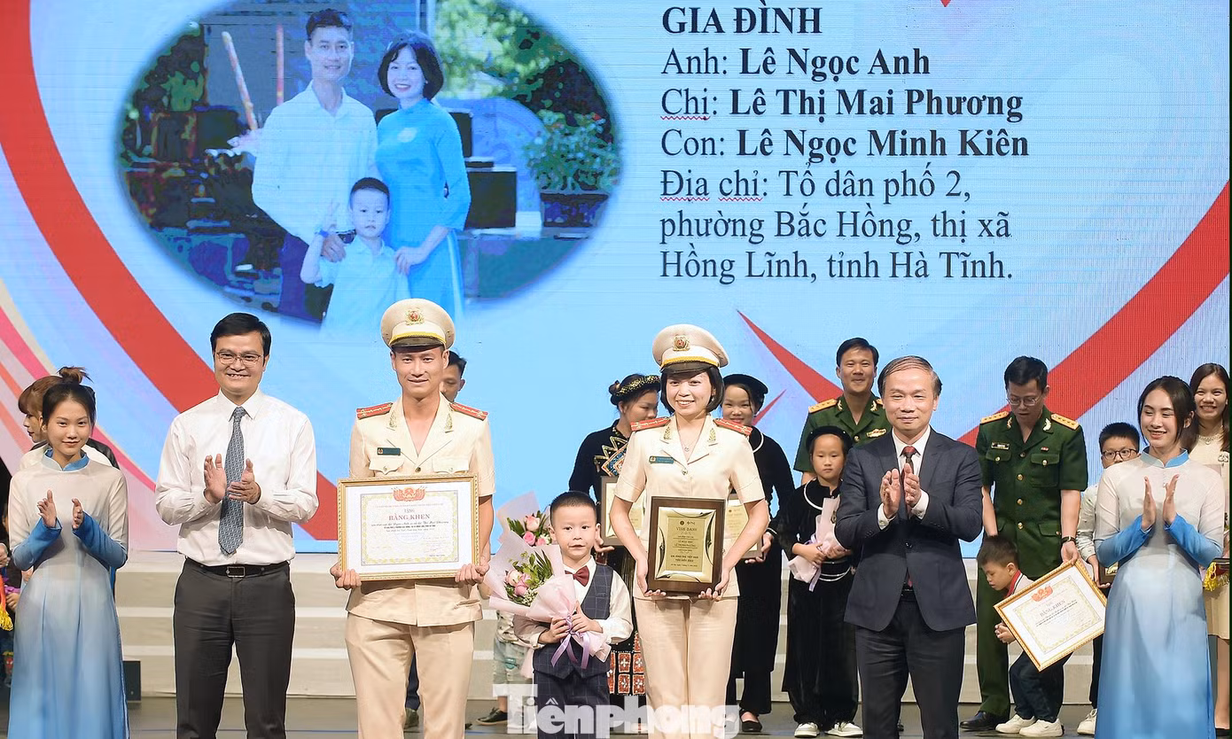 Ông Phạm Tất Thắng - Phó Trưởng ban thường trực Ban Dân vận T.Ư và anh Bùi Quang Huy - Bí thư thứ nhất T.Ư Đoàn - trao giải thưởng. Ảnh: XUÂN TÙNG