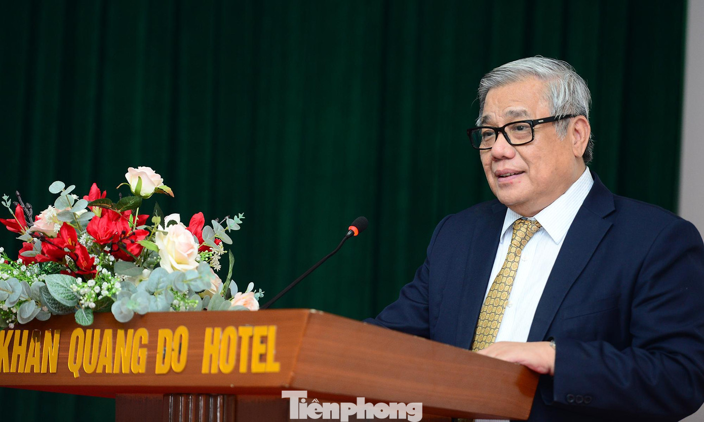 GS.TS Vũ Minh Giang trình bày tham luận tại tọa đàm. Ảnh: Dương Triều