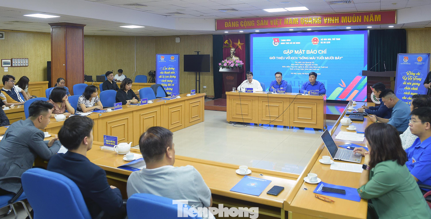 Chương trình giới thiệu vở kịch "Sống mãi tuổi mười bảy". Ảnh: Xuân Tùng Chương trình giới thiệu vở kịch "Sống mãi tuổi mười bảy". Ảnh: Xuân Tùng