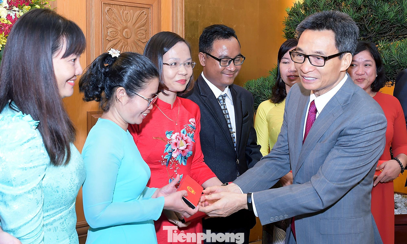 Phó Thủ tướng Vũ Đức Đam tặng quà các thầy cô giáo. Ảnh: Xuân Tùng Phó Thủ tướng Vũ Đức Đam tặng quà các thầy cô giáo. Ảnh: Xuân Tùng