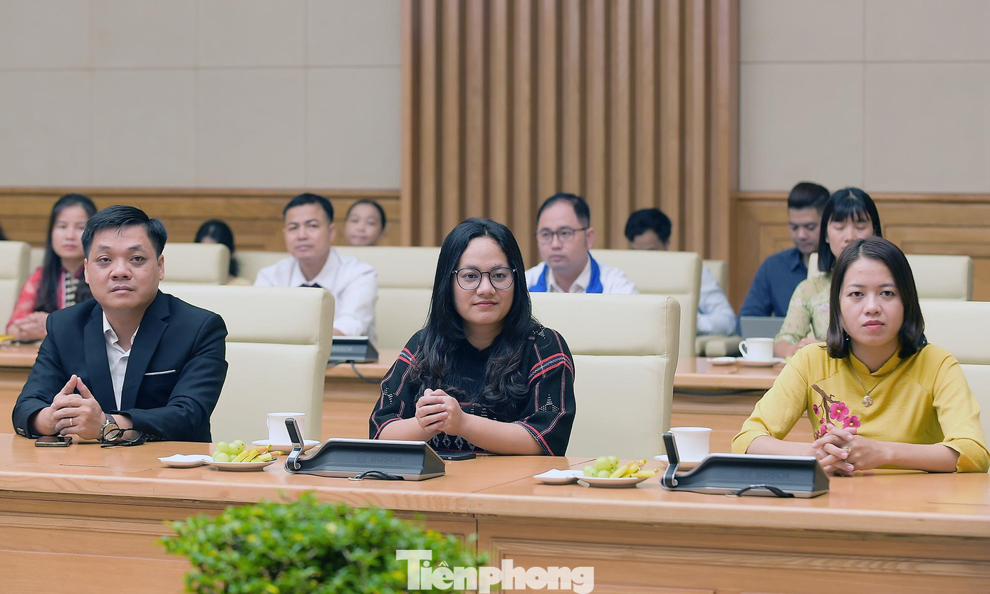 Các thầy cô giáo được tuyên dương trong chương trình tại buổi gặp Phó Thủ tướng Vũ Đức Đam. Ảnh: Xuân Tùng Các thầy cô giáo được tuyên dương trong chương trình tại buổi gặp Phó Thủ tướng Vũ Đức Đam. Ảnh: Xuân Tùng