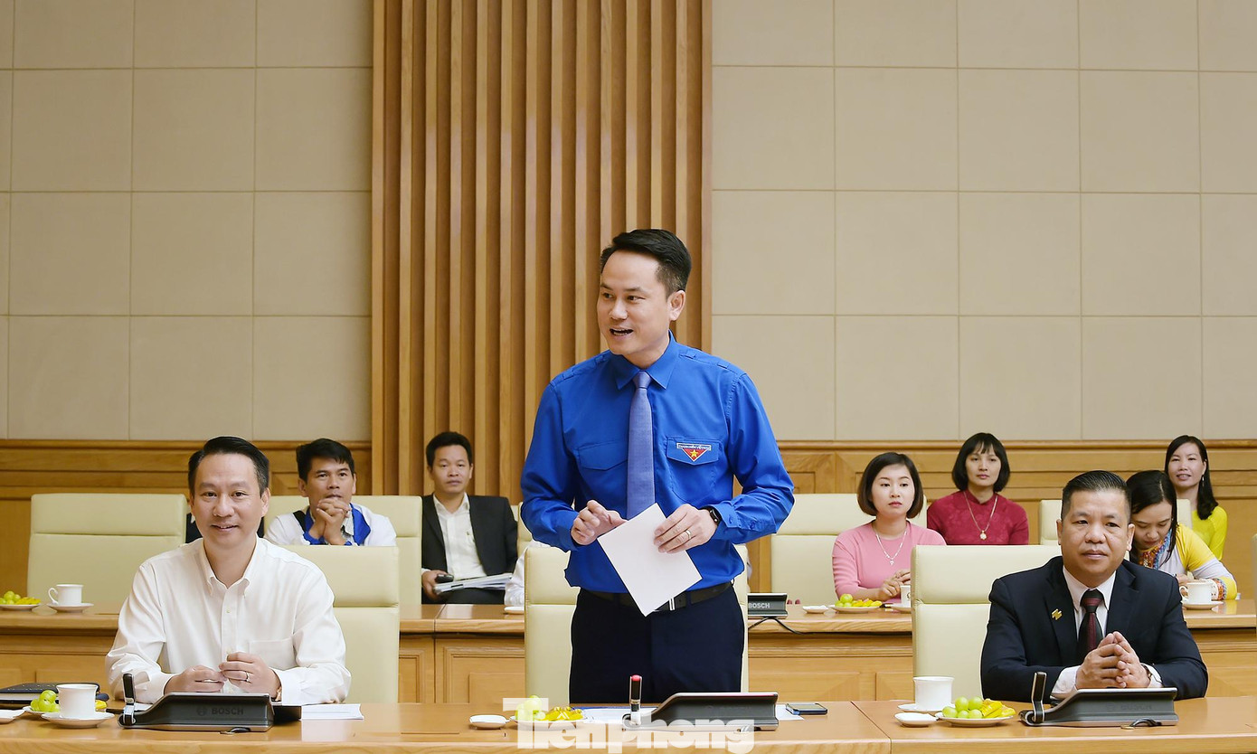 Anh Nguyễn Kim Quy báo cáo về chương trình "Chia sẻ cùng thầy cô" năm 2022. Ảnh: Xuân Tùng Anh Nguyễn Kim Quy báo cáo về chương trình "Chia sẻ cùng thầy cô" năm 2022. Ảnh: Xuân Tùng