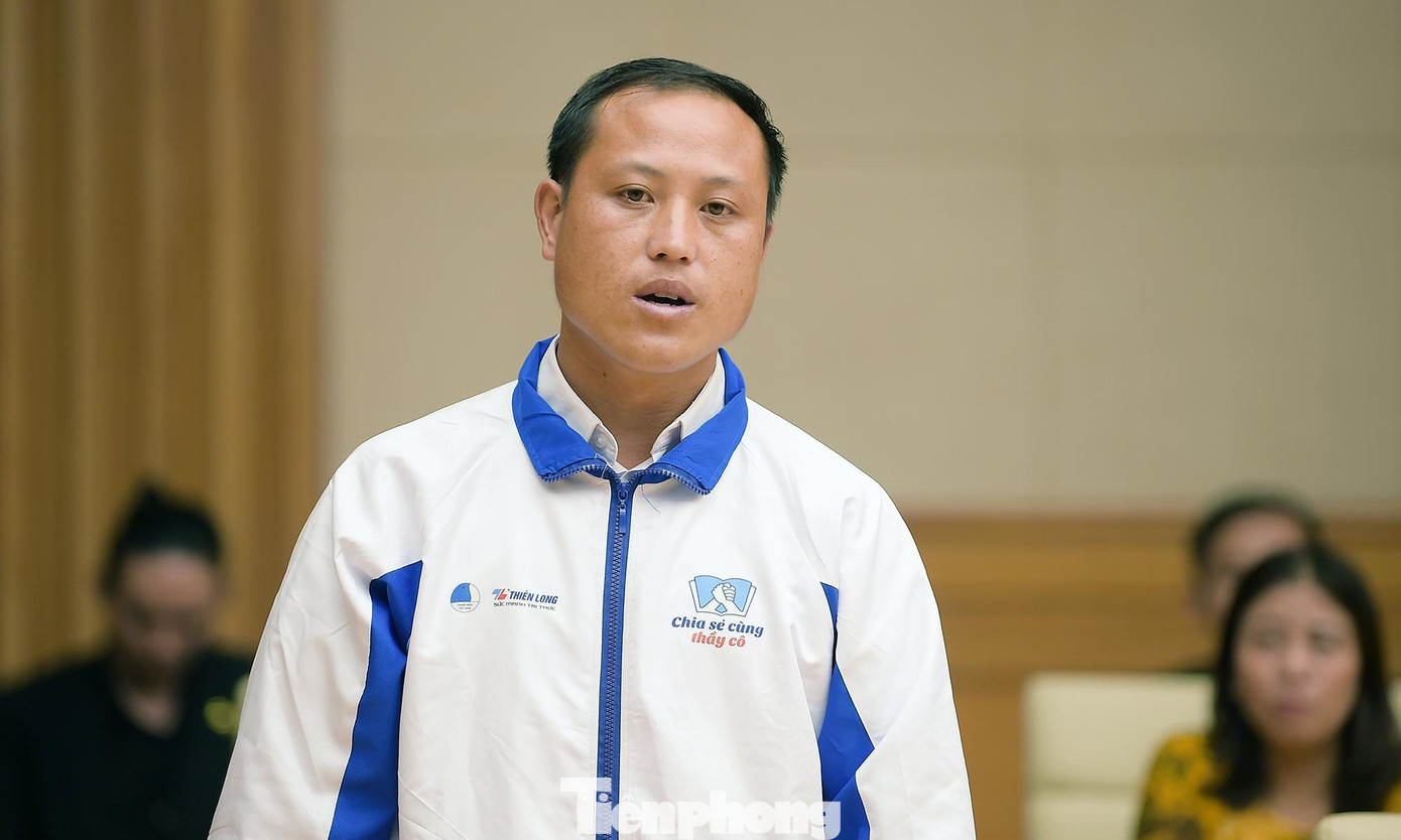 Thầy giáo Sùng A Trừ (dân tộc Mông) chia sẻ tại chương trình. Ảnh: Xuân Tùng Thầy giáo Sùng A Trừ (dân tộc Mông) chia sẻ tại chương trình. Ảnh: Xuân Tùng