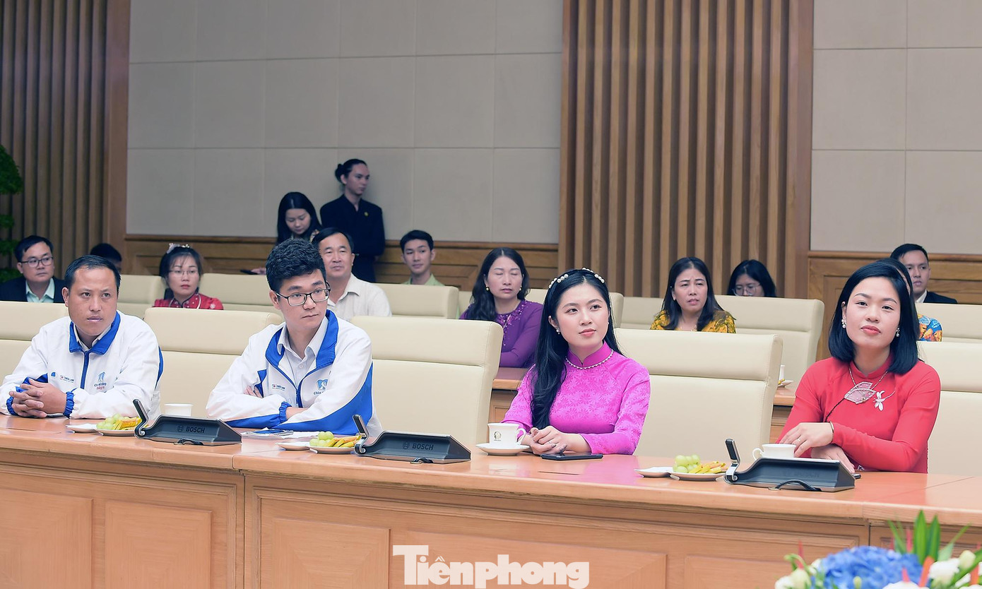 Các thầy cô giáo được tuyên dương trong chương trình tại buổi gặp Phó Thủ tướng Vũ Đức Đam. Ảnh: Xuân Tùng Các thầy cô giáo được tuyên dương trong chương trình tại buổi gặp Phó Thủ tướng Vũ Đức Đam. Ảnh: Xuân Tùng