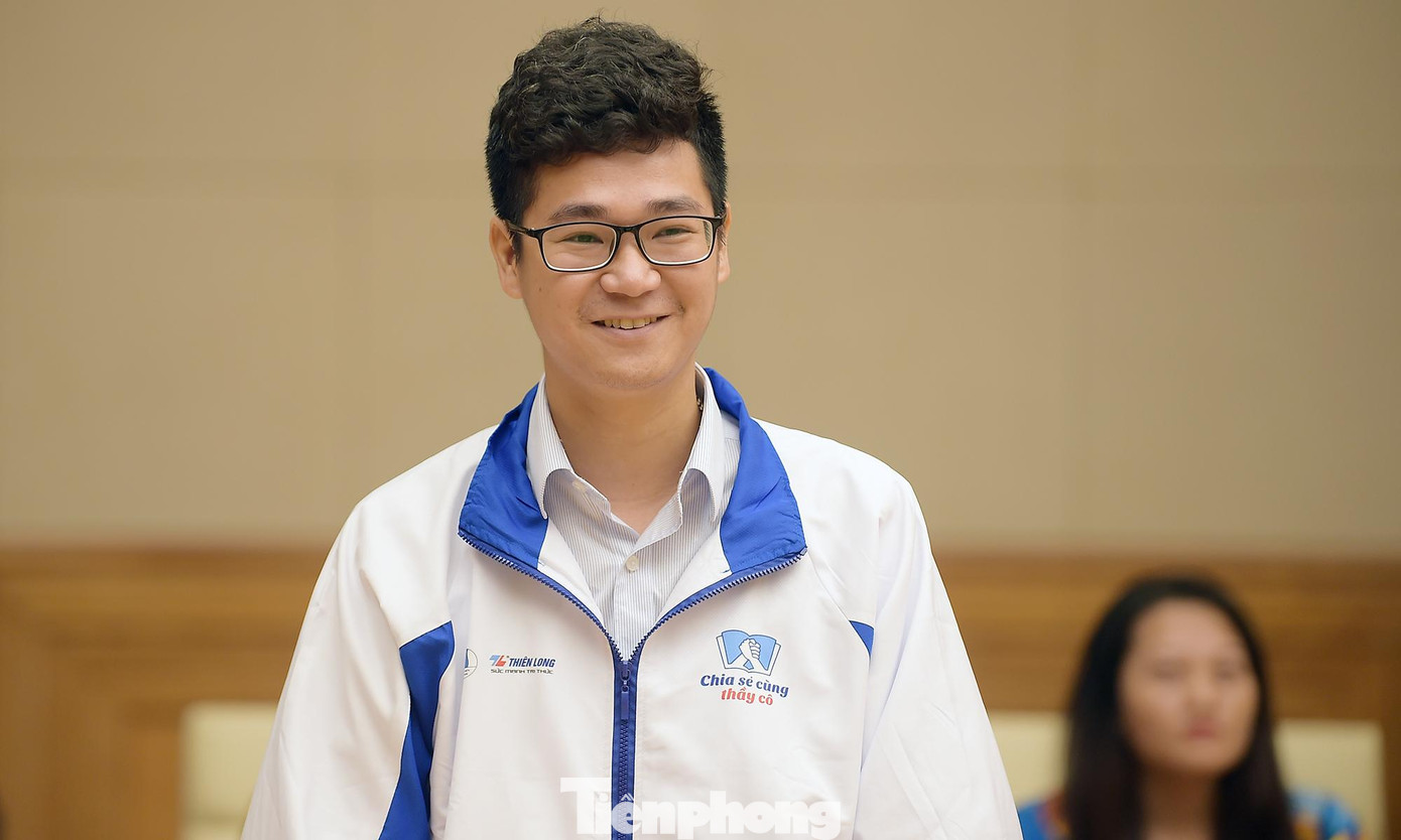 Thầy giáo Nguyễn Thanh Tùng chia sẻ tại chương trình. Ảnh: Xuân Tùng Thầy giáo Nguyễn Thanh Tùng chia sẻ tại chương trình. Ảnh: Xuân Tùng