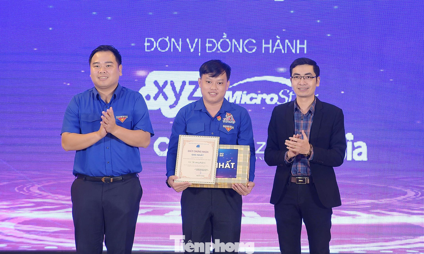 Anh Nguyễn Xuân Hiếu (ngoài cùng bên trái), anh Nguyễn Sỹ Hà - Giám đốc chi nhánh Công ty CP Mắt Bão trao giải Nhất cuộc thi thí sinh Lê Trung Kiên. Ảnh: Xuân Tùng Anh Nguyễn Xuân Hiếu (ngoài cùng bên trái), anh Nguyễn Sỹ Hà - Giám đốc chi nhánh Công ty CP Mắt Bão trao giải Nhất cuộc thi thí sinh Lê Trung Kiên. Ảnh: Xuân Tùng