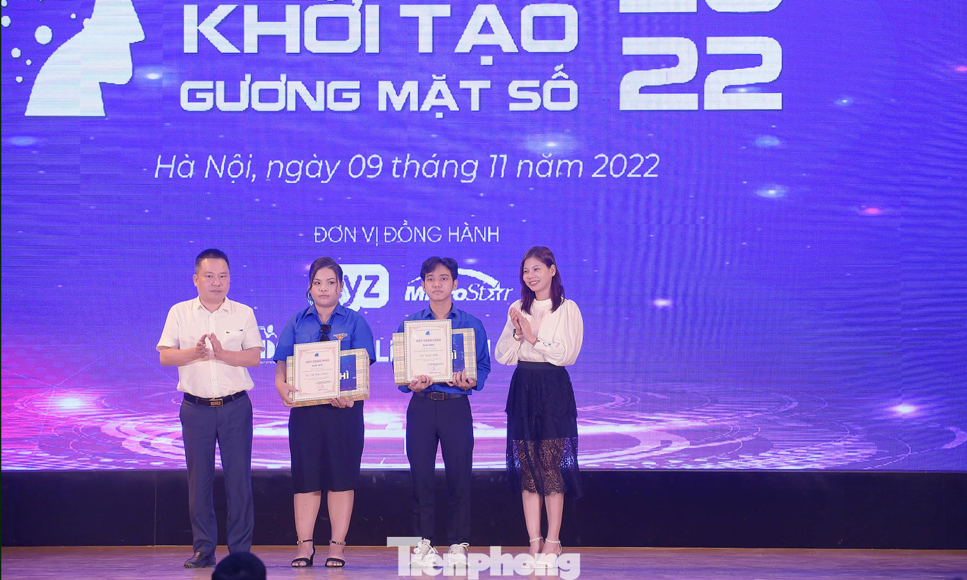 Hai thí sinh Võ Thị Như Thảo và Vũ Tuấn Anh nhận giải Nhì cuộc thi. Ảnh: Xuân Tùng Hai thí sinh Võ Thị Như Thảo và Vũ Tuấn Anh nhận giải Nhì cuộc thi. Ảnh: Xuân Tùng