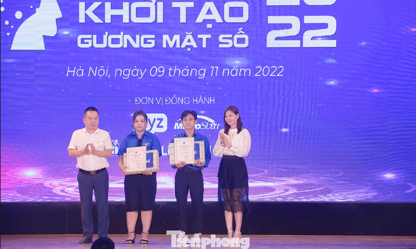 Hai thí sinh Võ Thị Như Thảo và Vũ Tuấn Anh nhận giải Nhì cuộc thi. Ảnh: Xuân Tùng