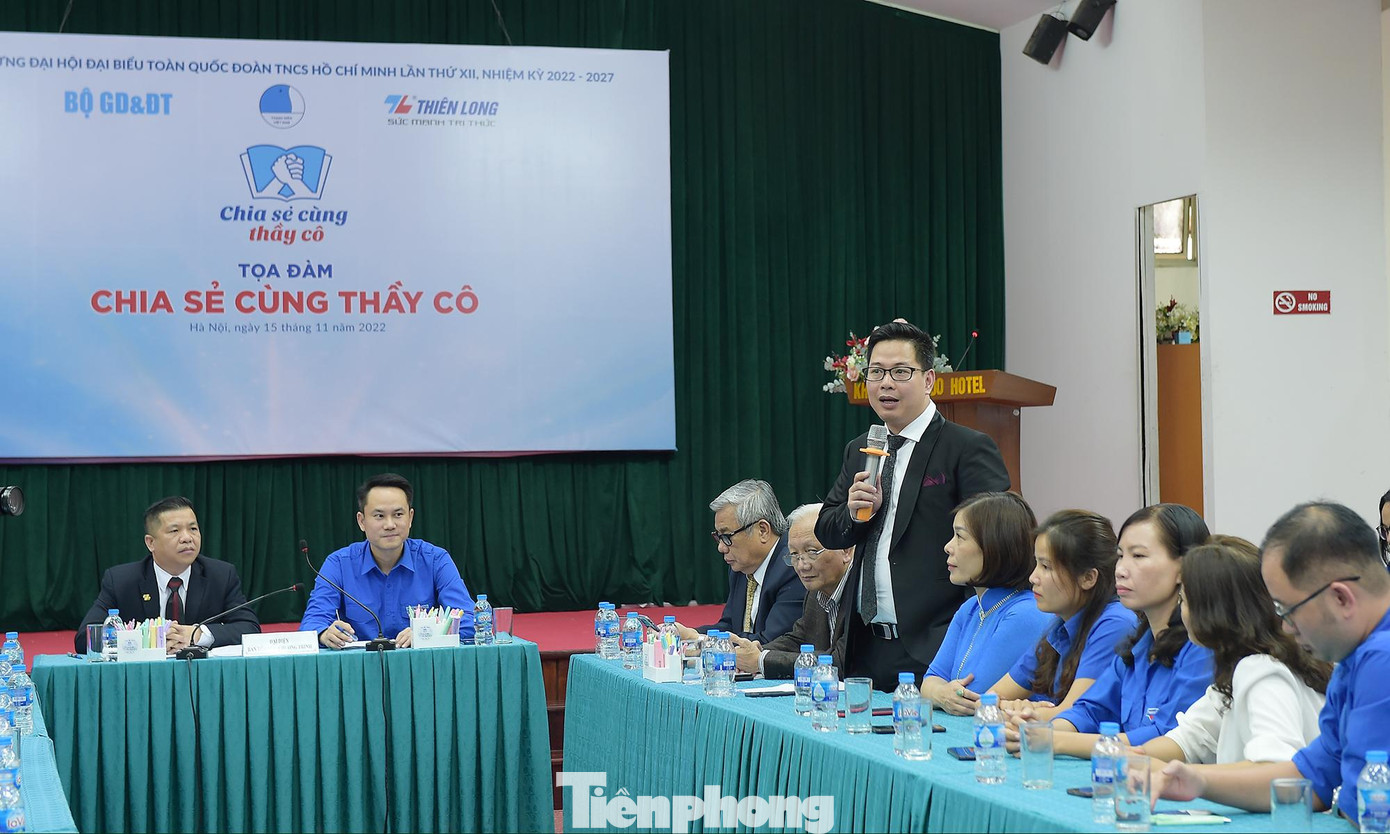 PGS.TS Trần Thành Nam trao đổi tại tọa đàm. Ảnh: Xuân Tùng