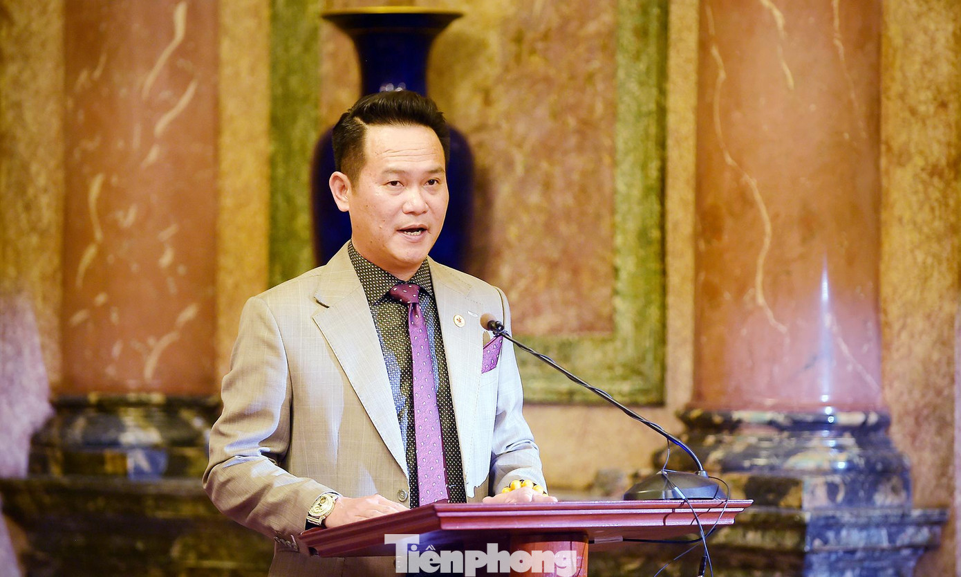 Anh Đặng Hồng Anh báo cáo với Chủ tịch nước tại buổi gặp mặt. Ảnh: Xuân Tùng Anh Đặng Hồng Anh báo cáo với Chủ tịch nước tại buổi gặp mặt. Ảnh: Xuân Tùng