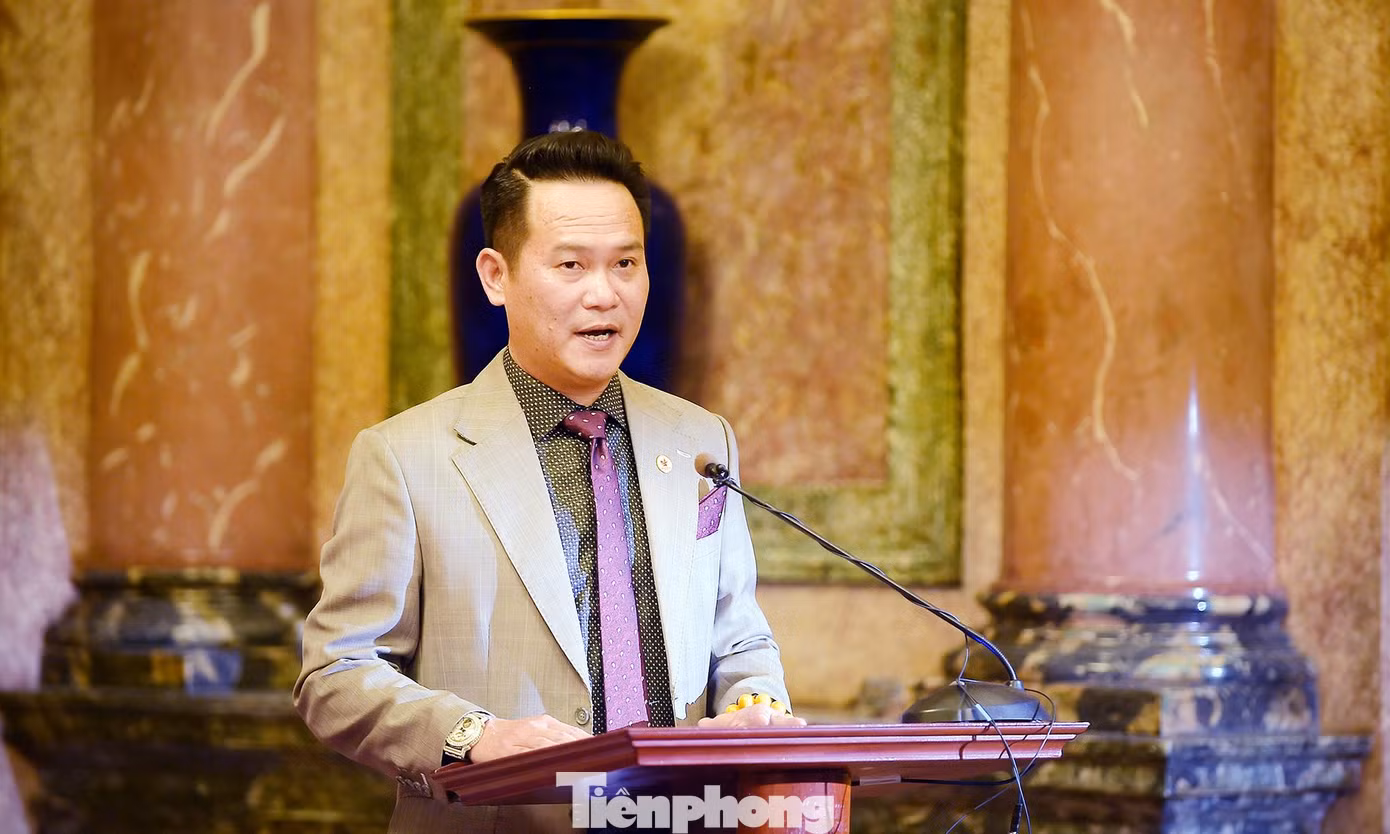 Anh Đặng Hồng Anh báo cáo với Chủ tịch nước tại buổi gặp mặt. Ảnh: Xuân Tùng