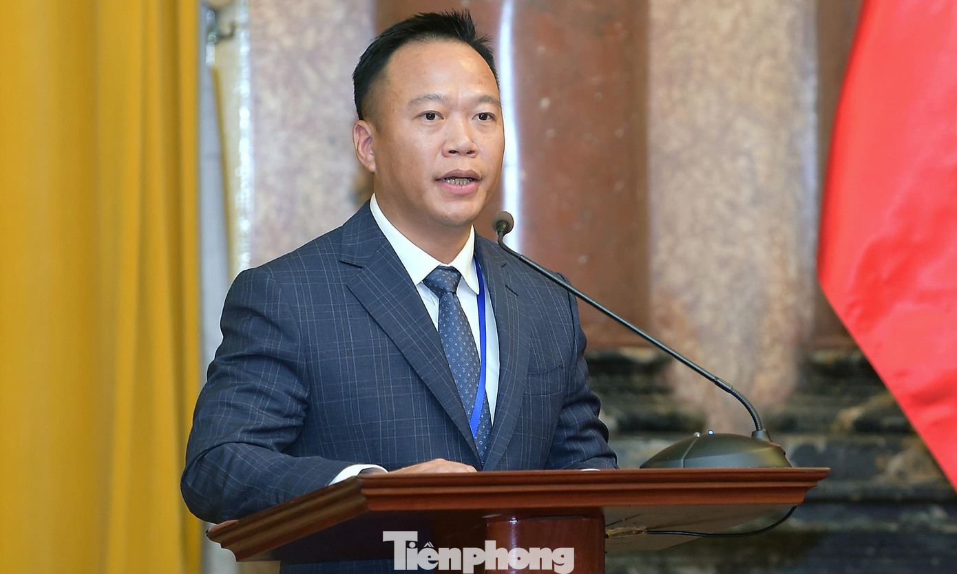 Các đại biểu doanh nhân trẻ nhận giải thưởng Sao Đỏ năm 2022 Nguyễn Ngọc Mỹ, Đinh Đức Thắng và Nguyễn Văn Hùng (lần lượt từ trên xuống dưới, từ phải qua trái) phát biểu kiến nghị tại buổi gặp mặt. Ảnh: Xuân Tùng Các đại biểu doanh nhân trẻ nhận giải thưởng Sao Đỏ năm 2022 Nguyễn Ngọc Mỹ, Đinh Đức Thắng và Nguyễn Văn Hùng (lần lượt từ trên xuống dưới, từ phải qua trái) phát biểu kiến nghị tại buổi gặp mặt. Ảnh: Xuân Tùng