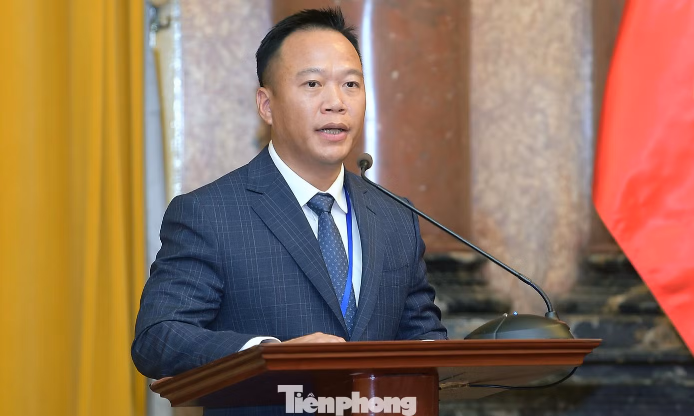 Các đại biểu doanh nhân trẻ nhận giải thưởng Sao Đỏ năm 2022 Nguyễn Ngọc Mỹ, Đinh Đức Thắng và Nguyễn Văn Hùng (lần lượt từ trên xuống dưới, từ phải qua trái) phát biểu kiến nghị tại buổi gặp mặt. Ảnh: Xuân Tùng