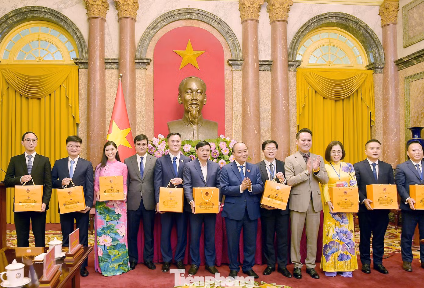 Chủ tịch nước Nguyễn Xuân Phúc tặng quà các đại biểu doanh nhân trẻ tại buổi gặp mặt. Ảnh: Xuân Tùng