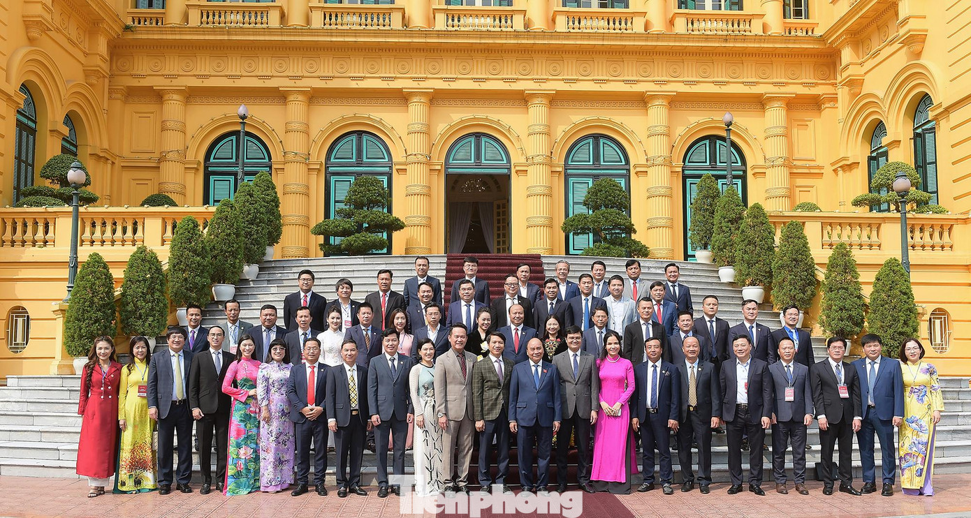 Chủ tịch nước Nguyễn Xuân Phúc chụp ảnh cùng đoàn đại biểu. Ảnh: Xuân Tùng Chủ tịch nước Nguyễn Xuân Phúc chụp ảnh cùng đoàn đại biểu. Ảnh: Xuân Tùng