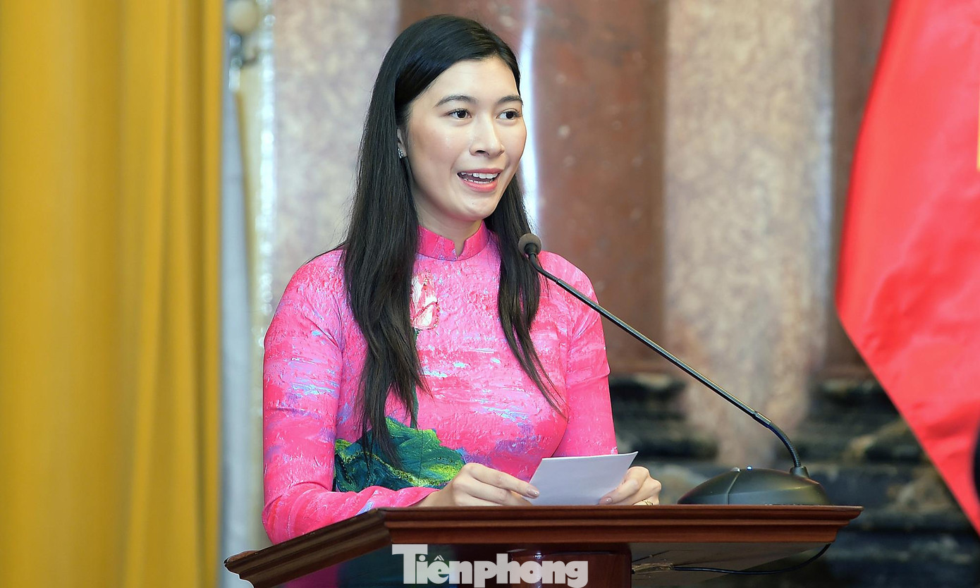 Các đại biểu doanh nhân trẻ nhận giải thưởng Sao Đỏ năm 2022 Nguyễn Ngọc Mỹ, Đinh Đức Thắng và Nguyễn Văn Hùng (lần lượt từ trên xuống dưới, từ phải qua trái) phát biểu kiến nghị tại buổi gặp mặt. Ảnh: Xuân Tùng Các đại biểu doanh nhân trẻ nhận giải thưởng Sao Đỏ năm 2022 Nguyễn Ngọc Mỹ, Đinh Đức Thắng và Nguyễn Văn Hùng (lần lượt từ trên xuống dưới, từ phải qua trái) phát biểu kiến nghị tại buổi gặp mặt. Ảnh: Xuân Tùng