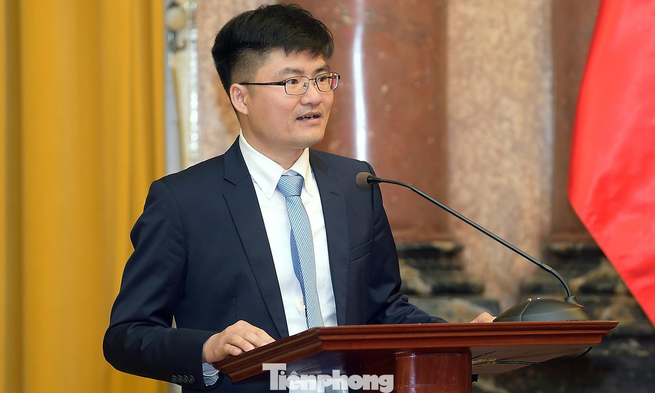 Các đại biểu doanh nhân trẻ nhận giải thưởng Sao Đỏ năm 2022 Nguyễn Ngọc Mỹ, Đinh Đức Thắng và Nguyễn Văn Hùng (lần lượt từ trên xuống dưới, từ phải qua trái) phát biểu kiến nghị tại buổi gặp mặt. Ảnh: Xuân Tùng Các đại biểu doanh nhân trẻ nhận giải thưởng Sao Đỏ năm 2022 Nguyễn Ngọc Mỹ, Đinh Đức Thắng và Nguyễn Văn Hùng (lần lượt từ trên xuống dưới, từ phải qua trái) phát biểu kiến nghị tại buổi gặp mặt. Ảnh: Xuân Tùng