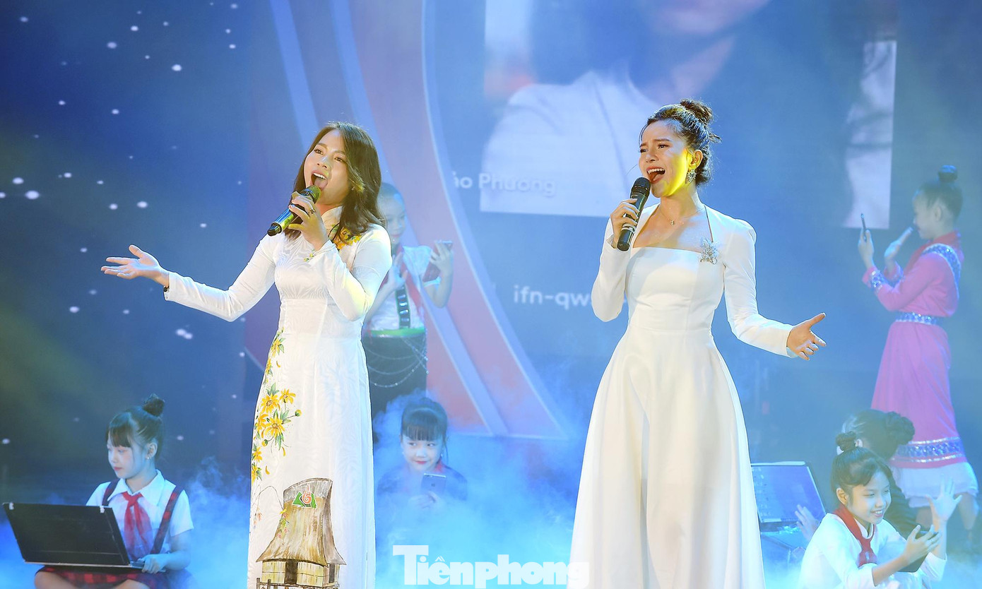 Chị Nguyễn Thị Thảo - Huấn luyện viên cấp Trung ương của Chương trình T4T năm 2022 (bìa trái); Phương Ly - thí sinh Giọng hát hay tiếng Anh năm 2021 và thiếu nhi CLB Sao Tuổi thơ thể hiện hoạt cảnh Lớp học tiếng Anh cho các học sinh vùng cao. Ảnh: Xuân Tùng