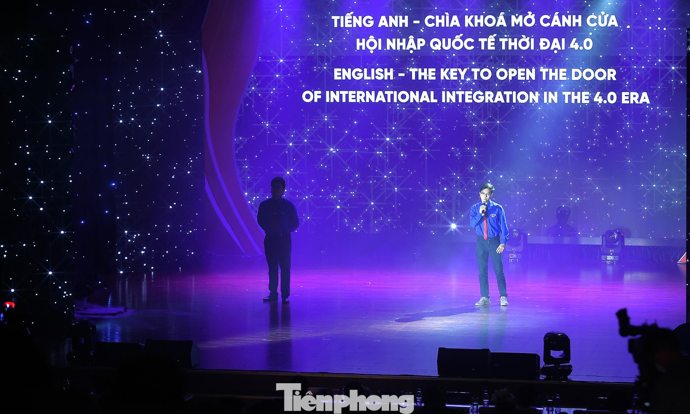 Anh Đàm Minh Khôi và Ngô Minh Kiên (thí sinh cuộc thi Tranh biện tiếng Anh năm 2022) hùng biện về chủ đề "Tiếng Anh - Chìa khóa mở cánh cửa hội nhập quốc tế thời đại 4.0". Ảnh: Xuân Tùng