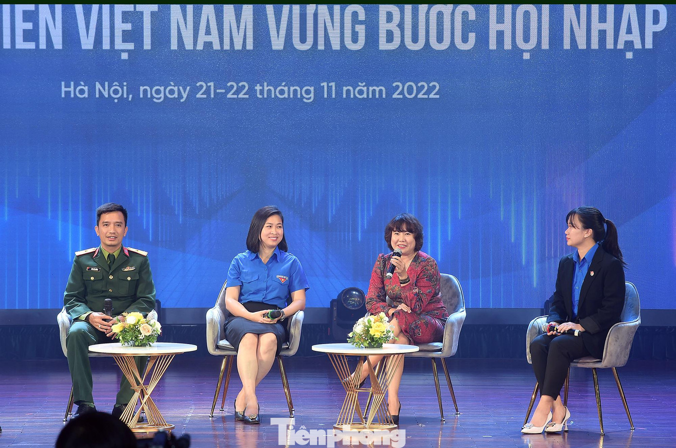 Các khách mời giao lưu chia sẻ về những câu chuyện xoay quanh Đề án tiếng Anh. Từ trái sang phải: Anh Trần Hải Đường - thí sinh giải khuyến khích Cuộc thi Olympic tiếng Anh dành cho cán bộ trẻ năm 2020; chị Trịnh Thị Mai Phương - Quyền Trưởng ban Quốc tế T.Ư Đoàn; TS. Nguyễn Thị Mai Hữu - Trưởng ban Quản lý Đề án Ngoại ngữ Quốc gia, Bộ GD&amp;ĐT; chị Nguyễn Thị Hà Linh - Thí sinh giải nhất Cuộc thi Olympic tiếng Anh dành cho cán bộ trẻ năm 2019. Ảnh: Xuân Tùng