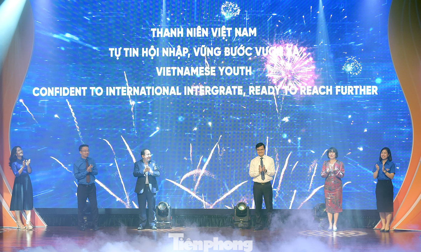 Anh Bùi Quang Huy (thứ ba từ phải sang) cùng các đại biểu thực hiện nghi thức khởi động tương lai mới của Đề án nâng cao năng lực ngoại ngữ cho thanh niên. Ảnh: Xuân Tùng