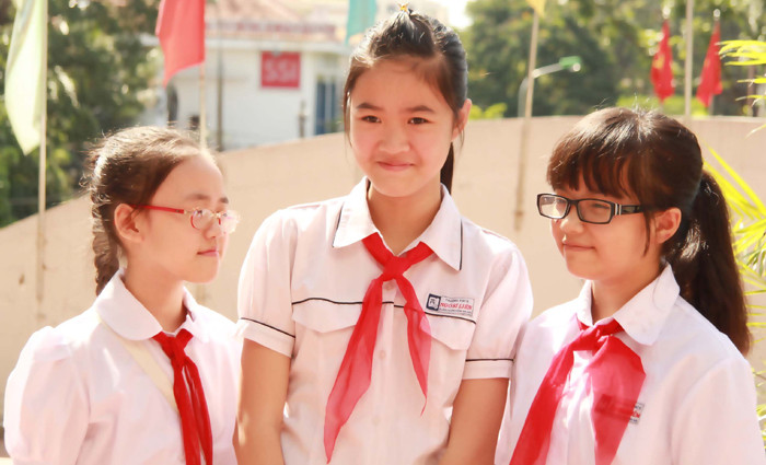 Niềm vui của các em khi được nhận học bổng. Ảnh: Nguyễn Thị Hồng