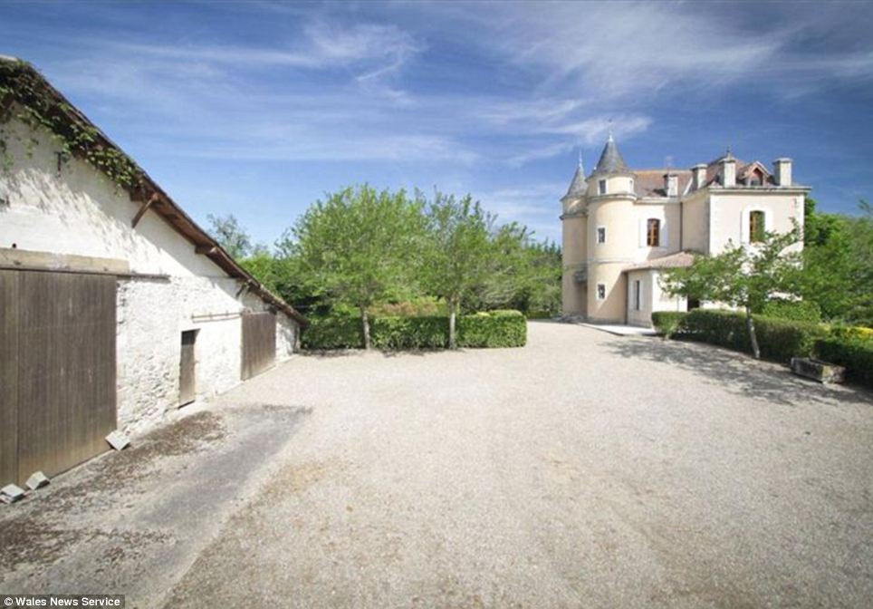 Khoảng sân rộng phía trước ngôi nhà