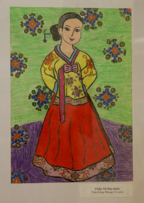 thiếu nữ Hàn Quốc trong trang phục truyền thống trở nên sinh động hơn qua nét vẽ của các em nhỏ