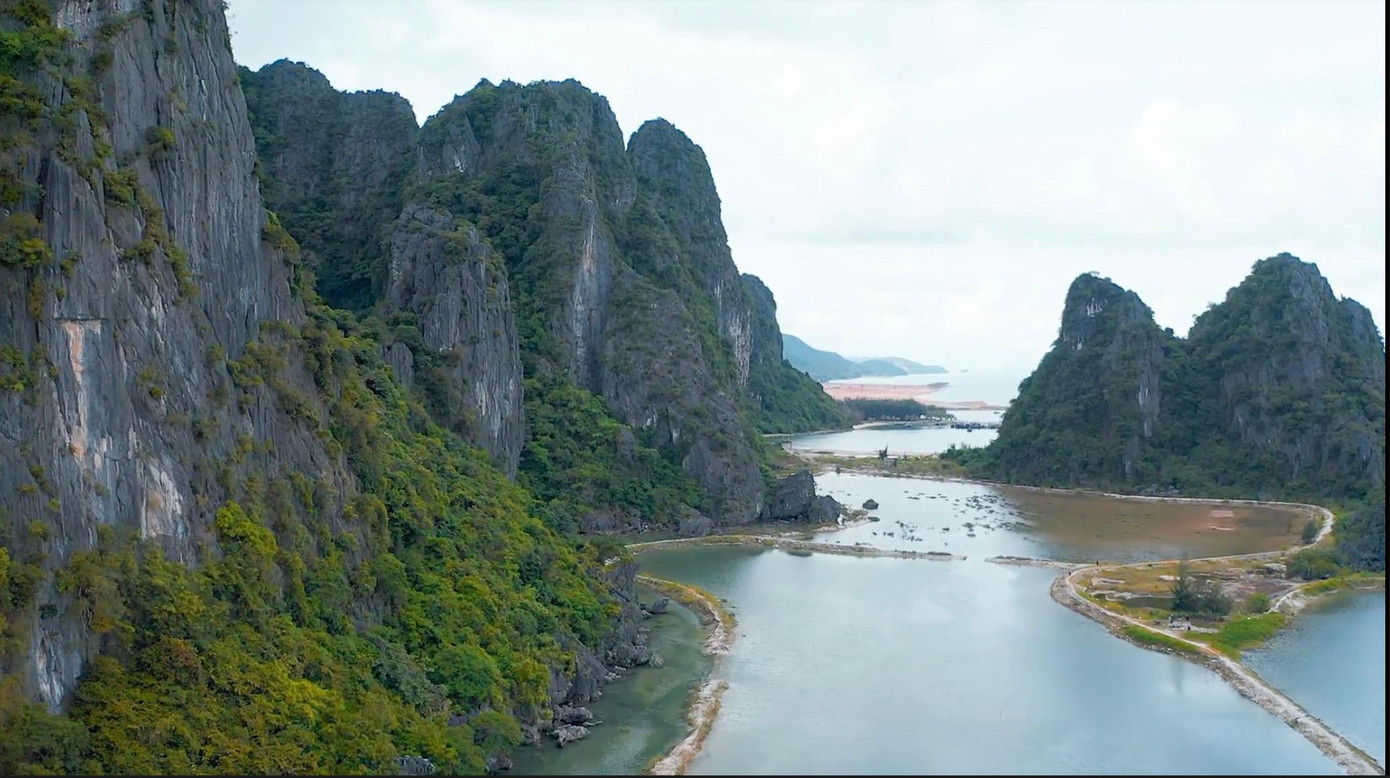 Tỉnh Quảng Ninh quyết định thu hồi 240ha đất và mặt nước đã giao cho Công ty TNHH HDMON Vân Đồn để thực hiện dự án Quần thể sân golf, khách sạn 5 sao, khu nghĩ dưỡng cao cấp tại khu vực Ao Tiên, huyện Vân Đồn.